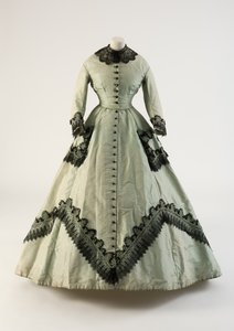 Robe en soie vert clair avec dentelle appliquée, 1860s